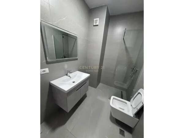 Tirane, jepet me qera apartament 1+1 Kati 4, 79 m² 600 € (bulevardi i ri)