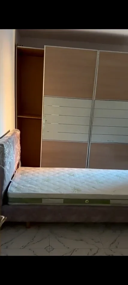 Tirane, jepet me qera apartament 1+1+Ballkon Kati 3, 50 m² 630 € (Globe Rruga e Kavajes)