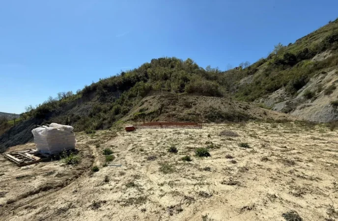 Tirane, shitet truall , 6.200 m² 110.000 € (Peze-Helmes)