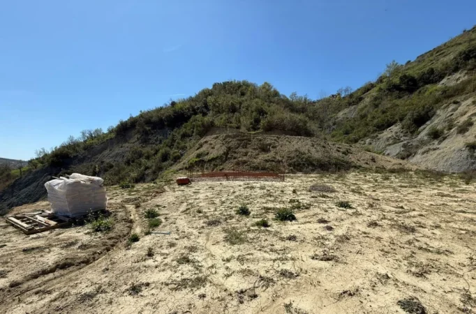 Tirane, shitet truall , 6.200 m² 110.000 € (Peze-Helmes)