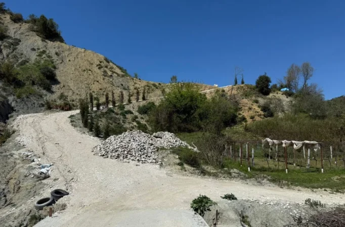 Tirane, shitet truall , 6.200 m² 110.000 € (Peze-Helmes)