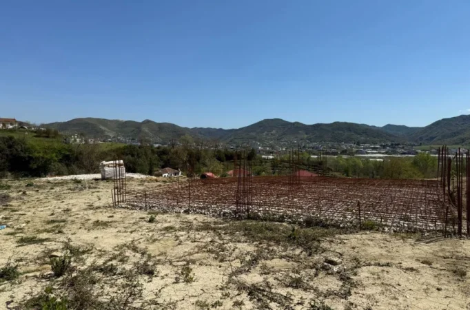 Tirane, shitet truall , 6.200 m² 110.000 € (Peze-Helmes)