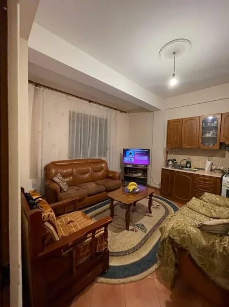 Tirane, jepet me qera Vile 1+1+Ballkon Kati 1, 400 € (Pranë shkollës”Qazim Turdiu”)