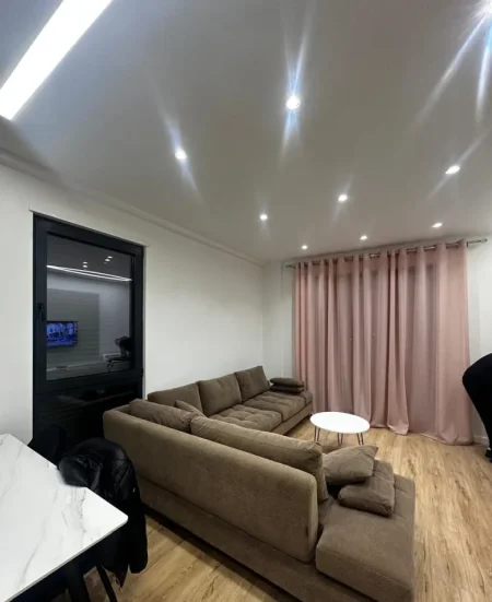 Tirane, jepet me qera apartament 2+1 Kati 4, 106 m² 750 € (Porcelan)