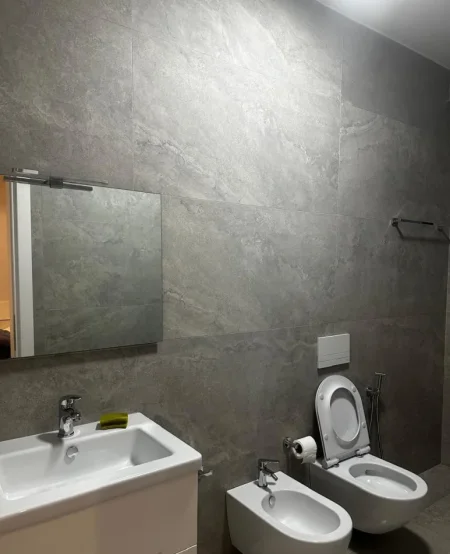 Tirane, jepet me qera apartament 2+1 Kati 4, 106 m² 750 € (Porcelan)