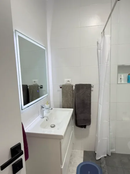 Tirane, jepet me qera nga Pronari, pa-komision garsonier Studio Kati 1, 40 m² 330 € 