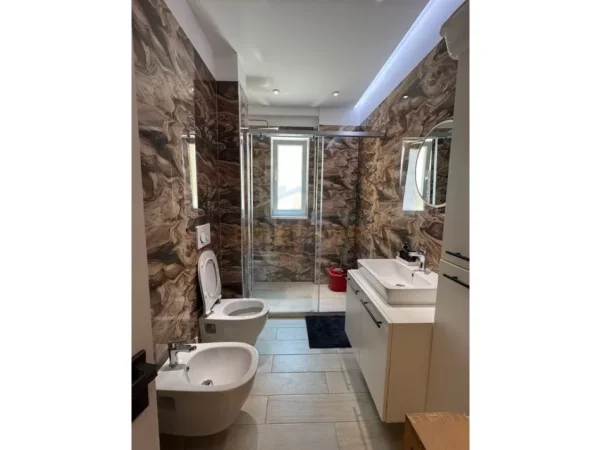 Tirane, jepet me qera apartament 1+1+Ballkon Kati 1, 70 m² 650 € (Selite)