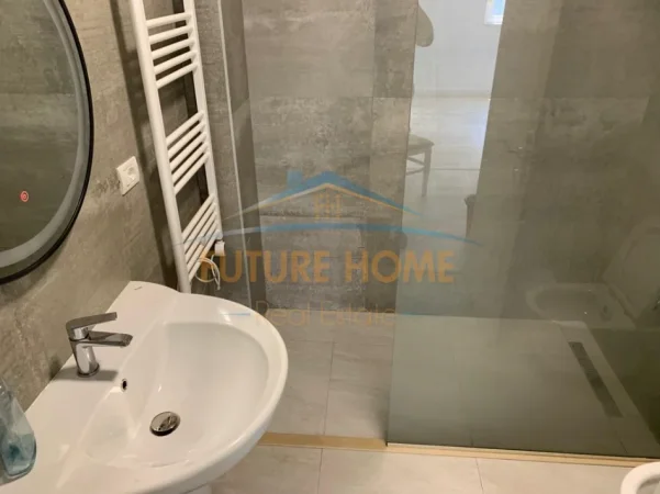 Tirane, jepet me qera zyre Kati 8, 98 m² 750 € (Ish Ekspozita)