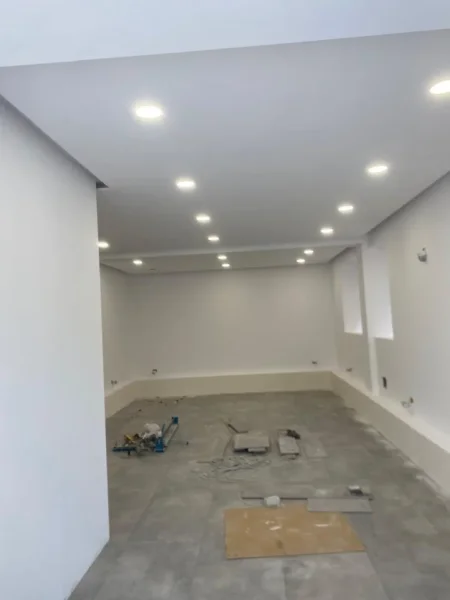 Tirane, jepet me qera ambjent biznesi Kati 0, 300 m² 8.000 € (Blloku)