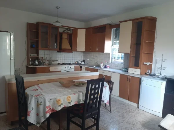Tirane, jepet me qera shtepi 2+1 Kati 0, 100 m² 450 € (qytet studenti)