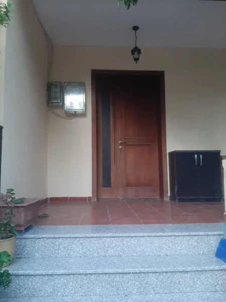 Tirane, jepet me qera shtepi 2+1 Kati 0, 100 m² 450 € (qytet studenti)