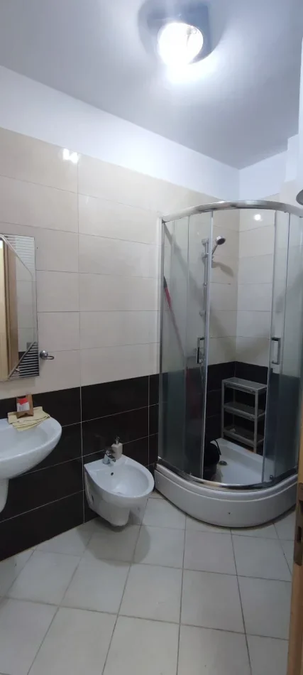Tirane, jepet me qera Apartament 1+1 Kati 4, 60 m² 430 € (Kompleksi Tower Bridge, Rruga Dibrës, Tiranë)