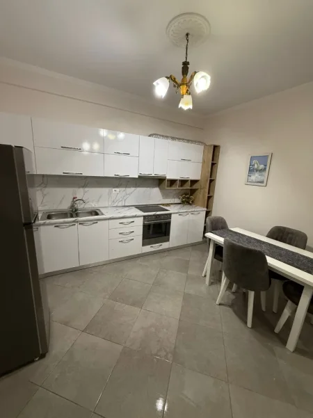 Tirane, jepet me qera apartament 1+1+Ballkon Kati 3, 70 m² 500 € (Green City Astir)
