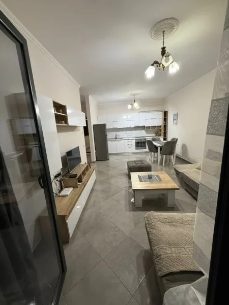 Tirane, jepet me qera apartament 1+1+Ballkon Kati 3, 70 m² 500 € (Green City Astir)