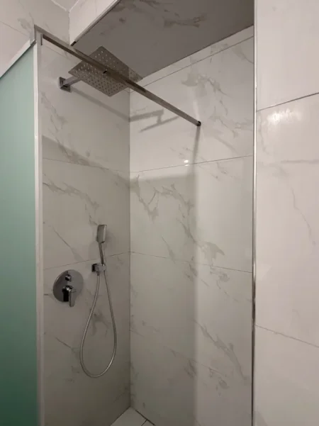 Tirane, jepet me qera Apartament 1+1+Ballkon Kati 5, 65 m², Çmimi 65.000 Lekë të Reja, (Pranë Sheshit Wilson, Rruga Margarita Tutulani, Tiranë)