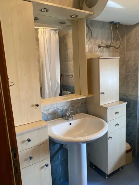 Tirane, jepet me qera apartament 3+1 Kati 3, 140 m² 1.400 € (Rruga e Elbasanit)