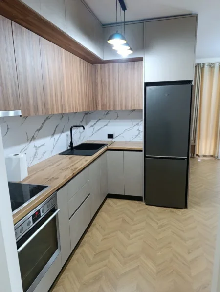 Tirane, jepet me qera apartament 2+1 Kati 3, 90 m² 700 € (Rruga Petro Nini Luarasi)
