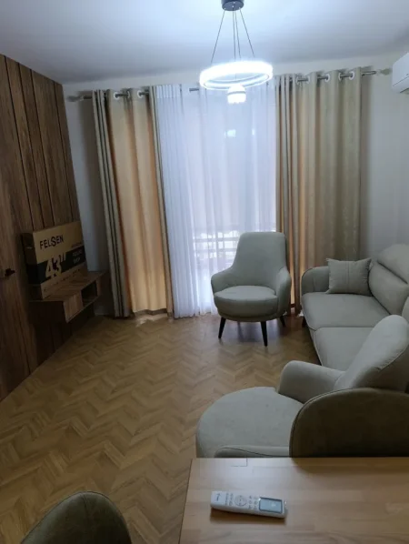 Tirane, jepet me qera apartament 2+1 Kati 3, 90 m² 700 € (Rruga Petro Nini Luarasi)
