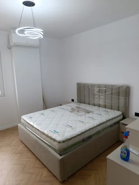 Tirane, jepet me qera apartament 2+1 Kati 3, 90 m² 700 € (Rruga Petro Nini Luarasi)