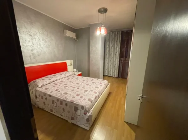 Tirane, jepet me qera Apartament 2+1+2 Tualete,, Kati 6, 120 m2 ,Çmimi 700 €, në Xhamllik,Tiranë.