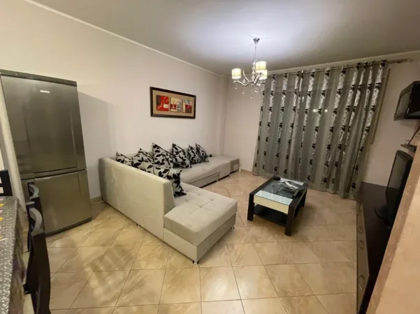 Tirane, jepet me qera Apartament 2+1+2 Tualete,, Kati 6, 120 m2 ,Çmimi 700 €, në Xhamllik,Tiranë.