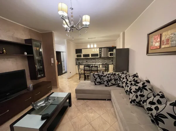 Tirane, jepet me qera Apartament 2+1+2 Tualete,, Kati 6, 120 m2 ,Çmimi 700 €, në Xhamllik,Tiranë.