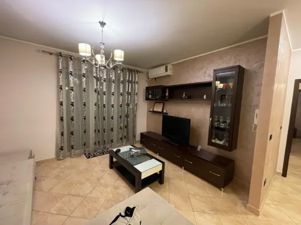 Tirane, jepet me qera Apartament 2+1+2 Tualete,, Kati 6, 120 m2 ,Çmimi 700 €, në Xhamllik,Tiranë.