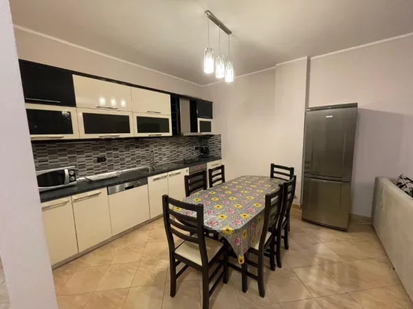 Tirane, jepet me qera Apartament 2+1+2 Tualete,, Kati 6, 120 m2 ,Çmimi 700 €, në Xhamllik,Tiranë.