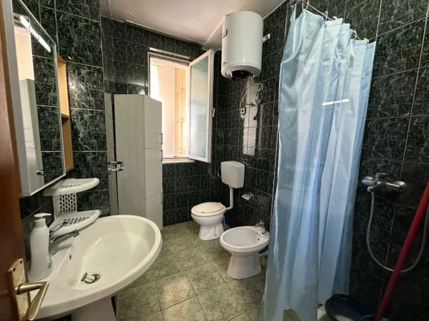 Tirane, jepet me qera Apartament 2+1+Ballkon, Kati 4, Mobiluar, Çmimi 600 € tek Shkolla Kuqe/Pazari i Ri, Tiranë
