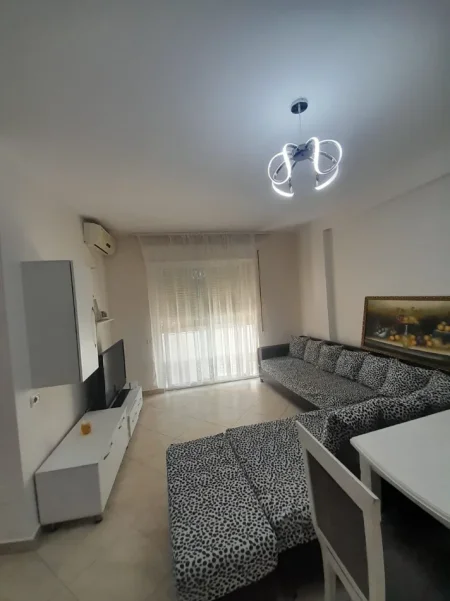 Tirane, jepet me qera Apartament 2+1+Ballkon Kati 3, 90 m², Çmimi 60.000 Lekë të Reja,(Pranë Kishës ,Don Bosko ,Tiranë)