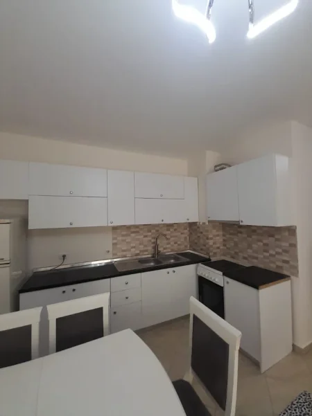 Tirane, jepet me qera Apartament 2+1+Ballkon Kati 3, 90 m², Çmimi 60.000 Lekë të Reja,(Pranë Kishës ,Don Bosko ,Tiranë)