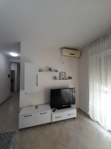 Tirane, jepet me qera Apartament 2+1+Ballkon Kati 3, 90 m², Çmimi 60.000 Lekë të Reja,(Pranë Kishës ,Don Bosko ,Tiranë)