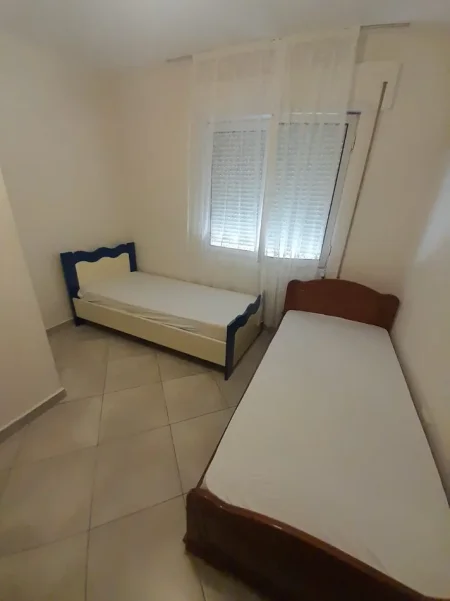 Tirane, jepet me qera Apartament 2+1+Ballkon Kati 3, 90 m², Çmimi 60.000 Lekë të Reja,(Pranë Kishës ,Don Bosko ,Tiranë)