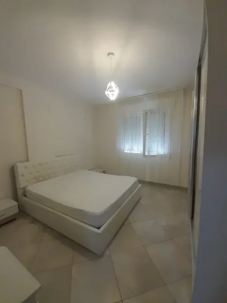 Tirane, jepet me qera Apartament 2+1+Ballkon Kati 3, 90 m², Çmimi 60.000 Lekë të Reja,(Pranë Kishës ,Don Bosko ,Tiranë)