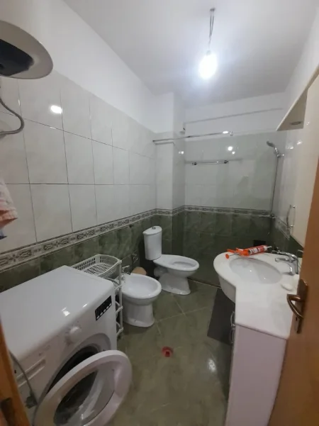Tirane, jepet me qera Apartament 2+1+Ballkon Kati 3, 90 m², Çmimi 60.000 Lekë të Reja,(Pranë Kishës ,Don Bosko ,Tiranë)
