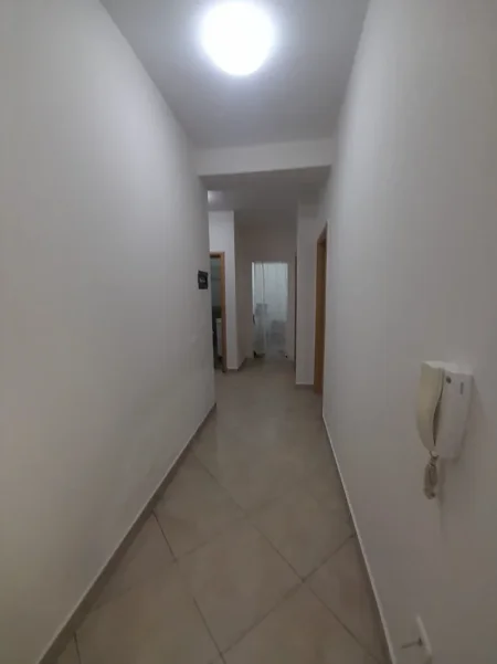 Tirane, jepet me qera Apartament 2+1+Ballkon Kati 3, 90 m², Çmimi 60.000 Lekë të Reja,(Pranë Kishës ,Don Bosko ,Tiranë)