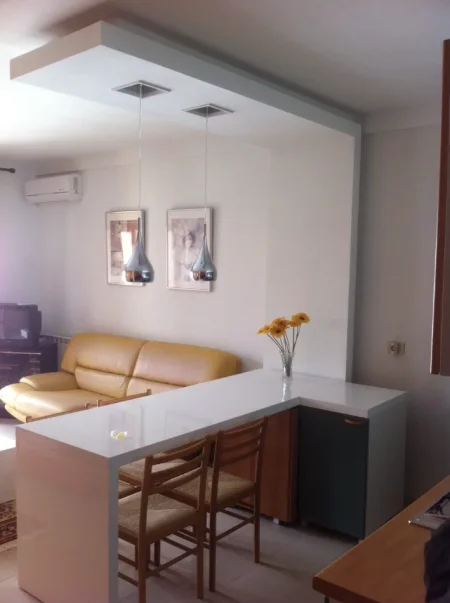 Tirane, jepet me qera Apartament 1+1, Kati 3, Mobiluar, Çmimi 50.000 Lekë të Reja tek Blloku Ambasadave, 21 Dhjetori, Tiranë.