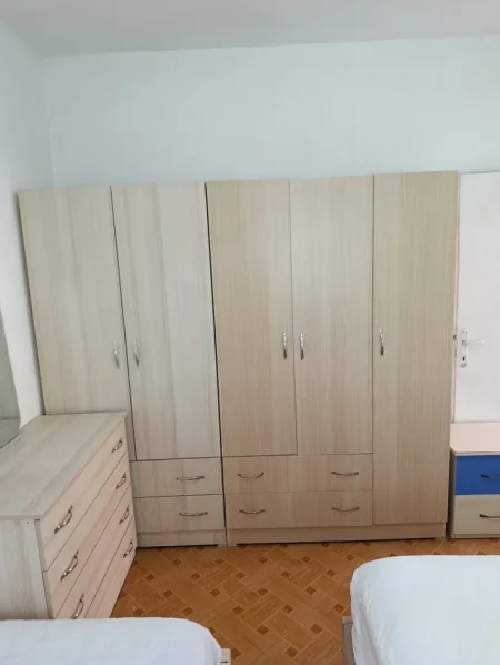 Tirane, jepet me qera apartament 1+1 Kati 2, 70 m² 350 € (Rruga Njazi Meka)