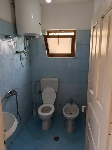 Tirane, jepet me qera apartament 1+1 Kati 2, 70 m² 350 € (Rruga Njazi Meka)