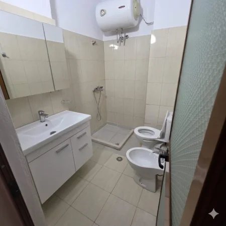 Tirane, jepet me qera apartament 1+1 Kati 5, 65 m² 450 € (Rruga Shkelqim Fusha)
