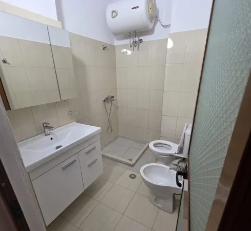 Tirane, jepet me qera apartament 1+1 Kati 5, 65 m² 450 € (Rruga Shkelqim Fusha)