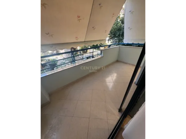 Tirane, jepet me qera apartament 1+1 Kati 1, 70 m² 700 € (komuna e parisit)