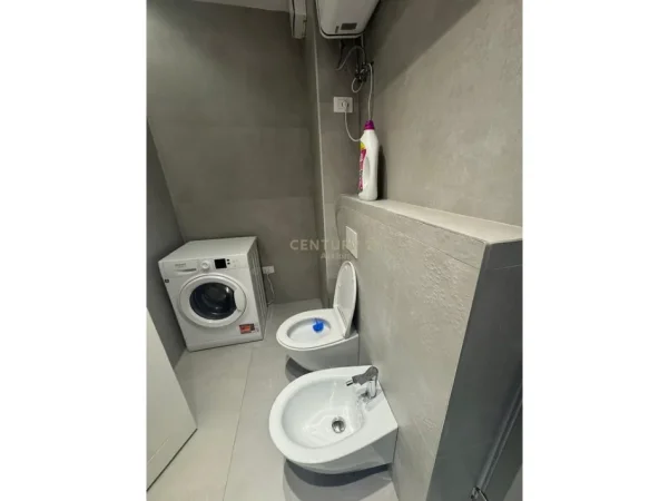 Tirane, jepet me qera apartament 1+1 Kati 1, 70 m² 700 € (komuna e parisit)