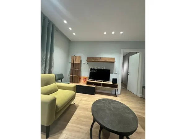 Tirane, jepet me qera apartament 1+1 Kati 1, 70 m² 700 € (komuna e parisit)