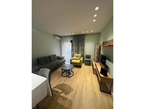 Tirane, jepet me qera apartament 1+1 Kati 1, 70 m² 700 € (komuna e parisit)