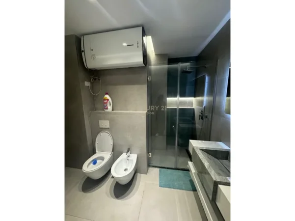 Tirane, jepet me qera apartament 1+1 Kati 1, 70 m² 700 € (komuna e parisit)