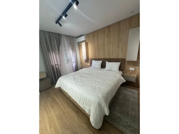 Tirane, jepet me qera apartament 1+1 Kati 1, 70 m² 700 € (komuna e parisit)