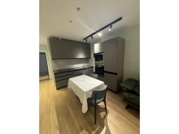 Tirane, jepet me qera apartament 1+1 Kati 1, 70 m² 700 € (komuna e parisit)
