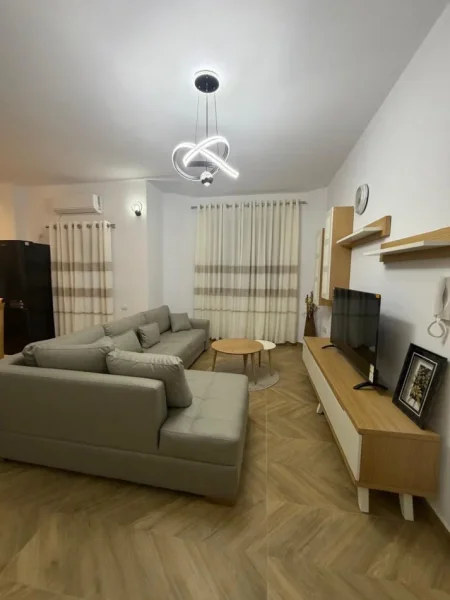 Tirane, jepet me qera apartament 1+1 Kati 1, 65 m² 450 € (Selitë)