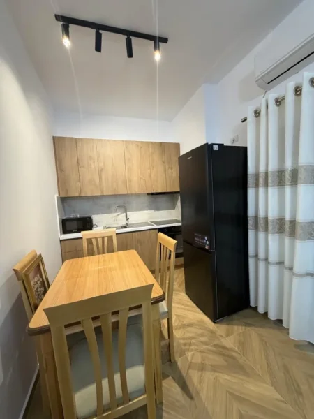 Tirane, jepet me qera apartament 1+1 Kati 1, 65 m² 450 € (Selitë)